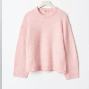 Rosa stickad tröja - Supermysig rosa stickad tröja som är jättesnygg. Perfekt nu inför vintern. Den är använd och är även slutsåld. Köpte den för 400kr och vill kolla intresset🥰Pris kan diskuteras vid snabb affär💋❤️