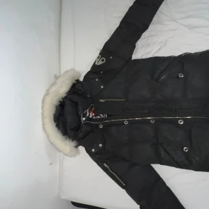 Mosse Knuckles  - Till Salu STORLEK L Finns ingen synnliga Fel men sömen har gått upp lite på armen högre armen men ingen större skada på jackan. Har andvänds i cirka 1,5 vinter så de är ingen slitage på jackan. Säljer jackan pågrund av att den har blivit taight. 