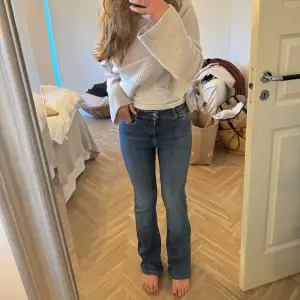 Säljer ett par snygga blå bootcut jeans i bra skick från Zara. Storlek 36! 