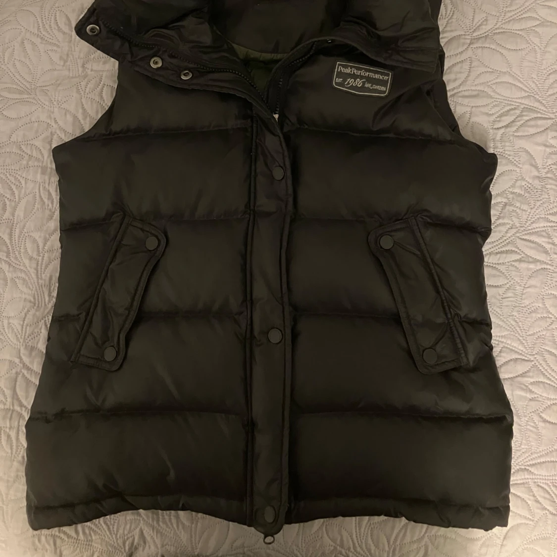 Svart dunväst från Peak Performance
