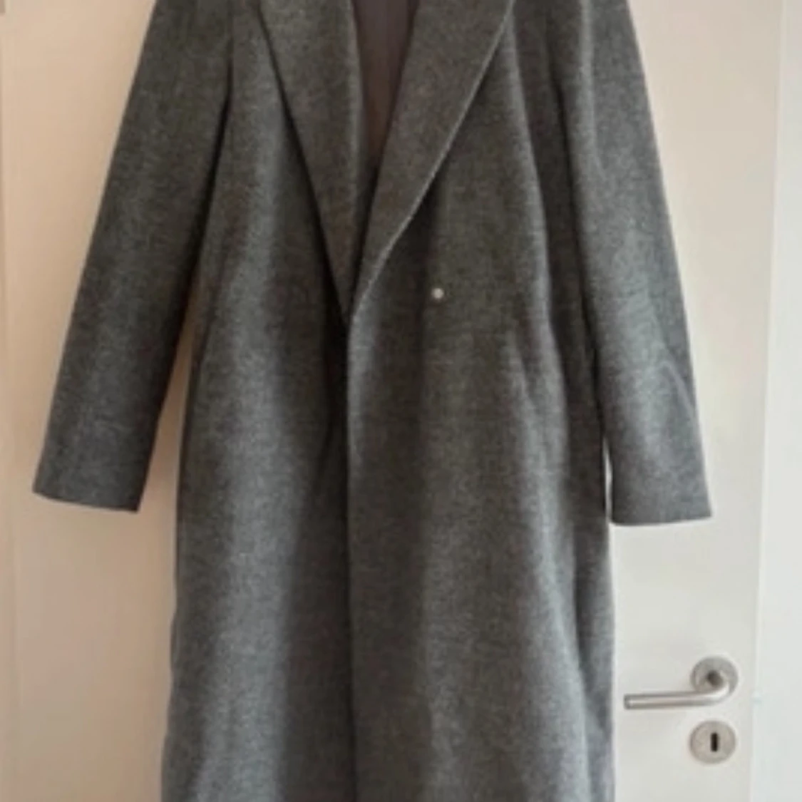 Grå fodrad kappa med bälte fiskbensmönstrad