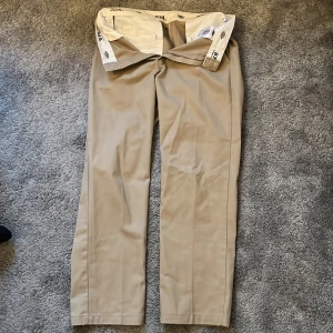Beige kostymbyxor från Dickies - Snygga dickies byxor. används fåtal gånger! Nytt pris 799 köpta på carlings.