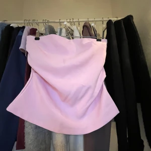Rosa tubtopp💞🤗 - Jättefin tubtopp som jag köpte från vinted men tyvärr säljer pga för stor för mig 🥹💞 Längden är 45cm & bredd vid midjan ca 34 🤩 Perfekt för fester eller sena sommar kvällar 
