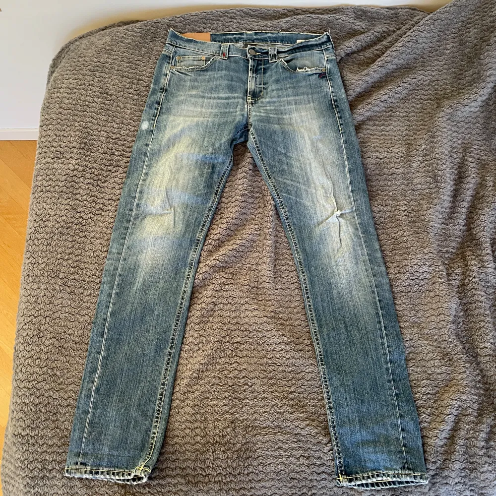 Dondup Emil heter modellen (Slim fit). Lite slitningar. En defekt på höger sidan (bild 4) annars rätt så bra skick. Pris kan diskuteras lite. Byten kan även vara intressant. Hör av er vid minsta fundering ‼️. Jeans & Byxor.