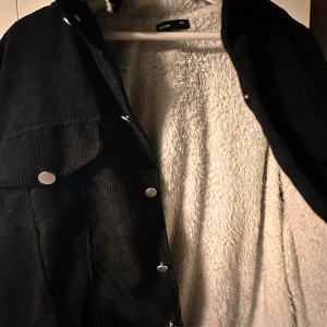 Svart ”Overjacket”, riktigt bra skick  - Väldigt fin Svart Overjacket som är stilig och fin till folk som vill klä sig lite finare!🥰