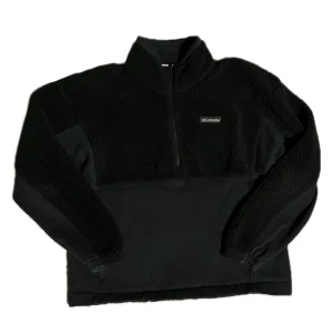 Svart fleecejacka från Columbia - Säljer en svart fleecejacka från Columbia. Den har en halv dragkedja framtill och är perfekt för kyliga dagar. 