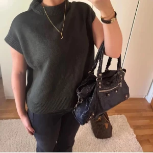 Mörkgrön stickad topp - Super fin soft goat liknande tröja ❤️