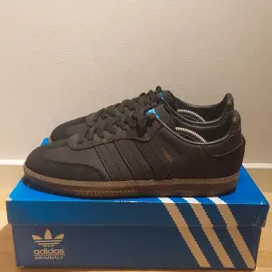 Säljer ett par svarta Adidas Samba sneakers i storlek 42. Skorna är i mycket bra skick och har en snygg brun sula. Kartong medföljer.