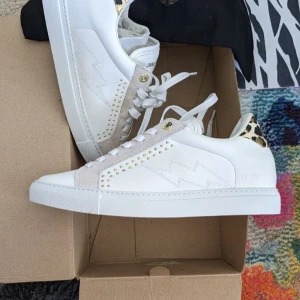 Zadig & Voltaire sneakers - Helt nya sjukt snygga Zadig & Voltaire sneakers. Köpte dem i somras i Paris för 4300kr men säljer dom nu billigt då de tyvärr inte kommer till användning. Det Ingår även original låda vid köp! Först till kvarn! Skriv vid frågor💫
