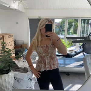 Mönstrad topp - Jättefin topp men kommer tyvärr inte till användning. Bra skick!! 