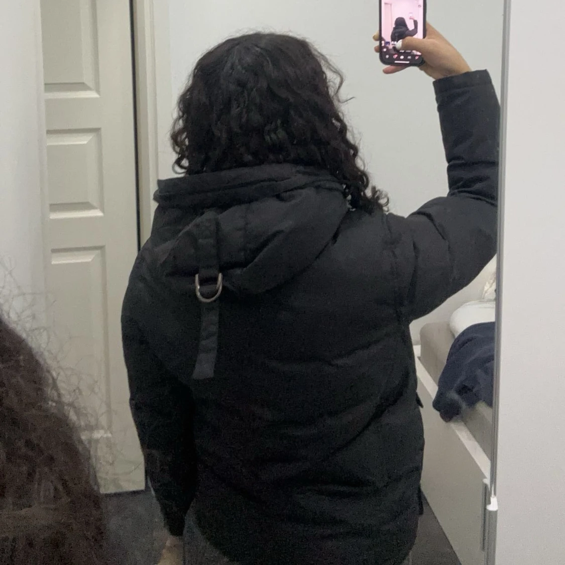 Svart vinterjacka med pälsdetalj - 91