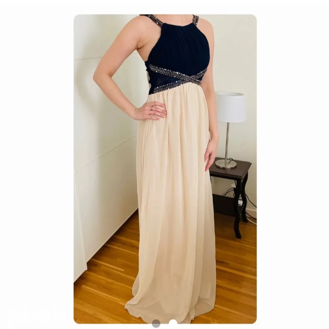 Elegant långklänning i marinblått och champagne - 90