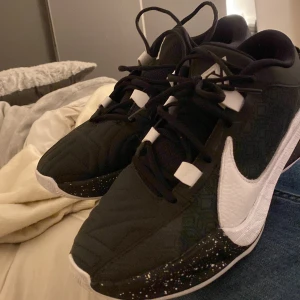 Svarta giannis - Säljer ett par svarta Nike Air sneaker  i mycket bra skick. De har en cool vit sula med vita stänk och en stor vit Nike-logga på sidan. Skorna har snörning och är perfekta för både vardag och träning. Sulan har ett snyggt mönster som ger bra grepp. Passar perfekt för dig som vill ha stil och komfort i ett!               Skorna köptes i sommras för 1200kr och säljs för 650kr men pris kan diskuteras 