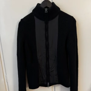 Marc O’Polo Kofta 100% Merino Ull Svart Tröja Märkeskläder Tjej dam - Svart kofta från Marc O’Polo i 100% Merino ull med dragkedja. Är i bra skick. Storlek Small. Nypris: 2599. Mitt pris: 649  Kan hämtas i Bromma eller skickas med spårbar post. Kan även samskickas med mina andra annonser.