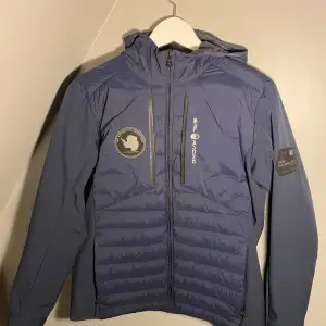 Säljer en snygg blå jacka från Sail Racing i mycket bra skick. Jackan är mycket bra skick. Använd cirka 3 månader. Inga skador eller fel. Unisex strl 170, herrstorlek xs