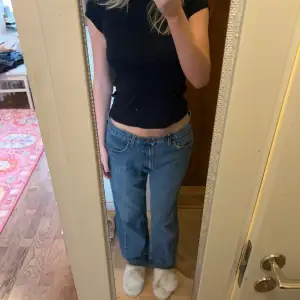 Snygga lågmidjade,  lite baggy jeans från Levi’s, bra i längden på mig som är 175💗