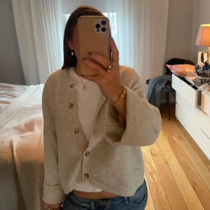 Beige kofta  - Mysig beige kofta med ett jätte skönt material!