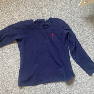 Ralph lauren tröja - Köpte på vinted men har använd ca 3 gånger, texten har försvunnit så vet inte storlek men skulle säga xs. 
