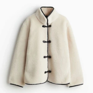 Hm teddyjacka  - Säljer min teddyjacka från hm.  Har använt den typ 3 gånger så den är i jättefint skick 