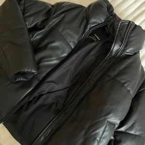 Svart pufferjacka i syntetmaterial - Vinterjacka/bomberjacka, fortfarande i toppskick!! Perfekt nu i vinter