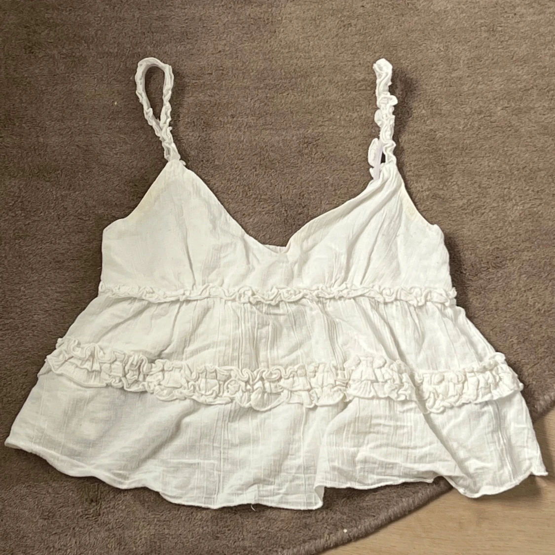 Vit topp med volangdetaljer - 91