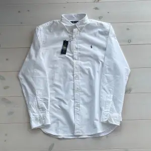 Riktigt fet vit Ralph Lauren skjorta som aldrig är använd. Den är inte äkta.❌Storlek M. Öppen för rimliga prisförslag🤑Hör av dig vid frågor eller funderingar🍾🥂