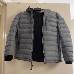 Parajumper jacka vändbar  - Grå och svart jacka, barn killar. Nypris ca 5000kr storlek Y-S passar XS