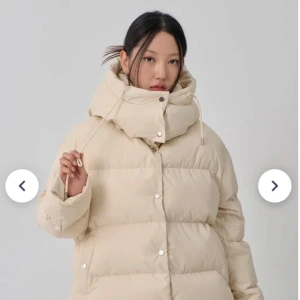 Brand-new Korean oversize hooded puffer jacket💕 - Selling a super cozy never-worn Korean styled beige puffer jacket with a hood by it’s original price - shipping fre . It is perfect for cold days and has a comfortable, oversized fit. The jacket has buttons at the front, as well as adjustable cords at the hood. It is in very good condition and ready for winter adventures! 🧥❄️Säljer en supermysig aldrig använd koreansk beige pufferjacka med huva. Den är perfekt för kalla dagar och har en bekväm, oversized passform. 