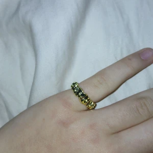 Guldfärgad ring - Snygg guldfärgad ring. Perfekt för att ge en extra touch till din outfit. Ringen har en modern och stilren look, vilket gör den idealisk för både vardag och fest. Passar bra på fingret och är bekväm att bära.
