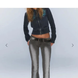 Gråa slutsålda jeans från weekday - Snygga jeans från weekday/cheapmonday, aldrig använda 😊 säljer då dom inte passa, slutsålda i nästan alla storlek🩷