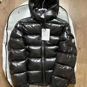 Säljer min moncler maya, storlek 3, motsvarar S ungefär, hör av er vid intresse.