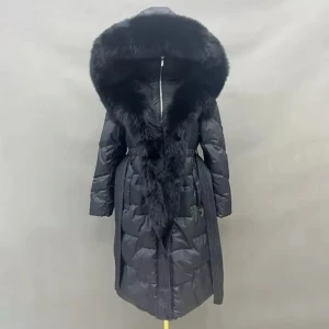 Svart dunjacka med pälsdetaljer - Säljer en elegant svart dunjacka med stor pälskrage och bälte i midjan. Jackan har en lång och varm design, perfekt för kalla vinterdagar. Den har en dragkedja framtill och långa ärmar. Supermysig och stilren för vintern! HELT NY MED PRISLAPPEN KVAR ENDAST TESTAD