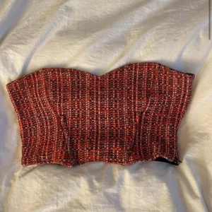 Röd tubtopp från Zara - Säljer en snygg röd tubtopp från Zara i storlek S.