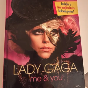 Lady Gaga: Me & You - Säljer boken 'Lady Gaga: Me & You' från Orion. Den har ett coolt omslag med Lady Gaga. Boken innehåller en exklusiv bedroom-poster. Perfekt för fans av Lady Gaga som vill ha en unik samlarartikel. ⚡️
