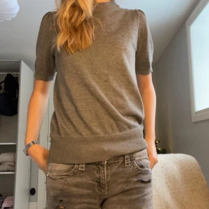 Grå tröja från Saint Tropez🩶 - Säljer en stilren grå tröja från Saint Tropez i storlek XS. Den har korta ärmar och en ribbad kant vid halsen och ärmsluten. Perfekt för både vardag och lite finare tillfällen. Superbekväm och lätt att matcha med olika outfits!🩶🔥 Tveka inte att fråga ifall det är något nu undrar över☺️