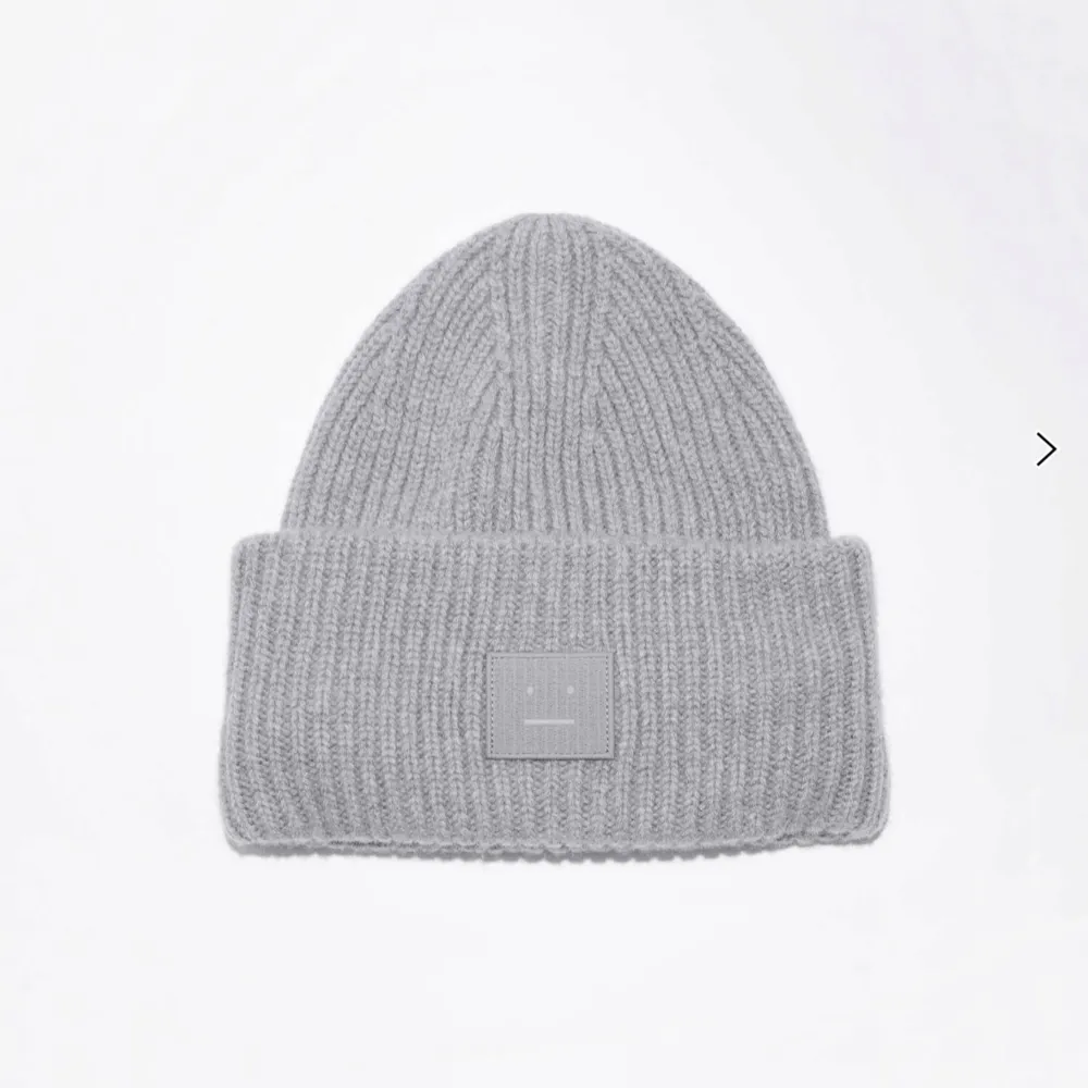 Intresse koll på min acne studios mössa som endast är använd en säsong🥰köp EJ via köp nu innan du kontaktat mig . Accessoarer.