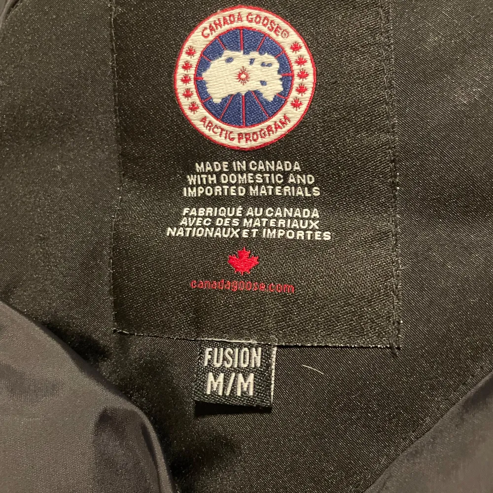 Säljer en svart vinterjacka från Canada Goose i mycket bra skick. Jackan har nu blivit lite liten för mig kan även tänka mig o byta  mot moose knuckles hoddie o nåt mer. Möts i stockholm . Jackor.