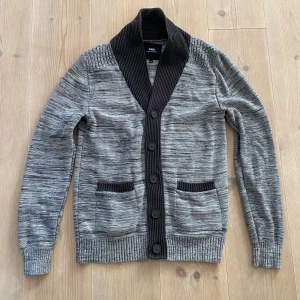 Cardigan  - Tja! Säljer denna unika cardigan!  Obs‼️fläckarna på andra bilden är från linsen på kameran alltså inte på tröjan‼️Vid minsta fråga eller fundering hör av er 🤝