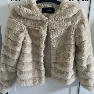 ” päls jacka”  - Säljer denna jackan perfekt nu när de blir kallare ute. Köptes för ett par år sedan men har aldrig kommit till användning. Inte mina bilder så skriv för egna bilder. 