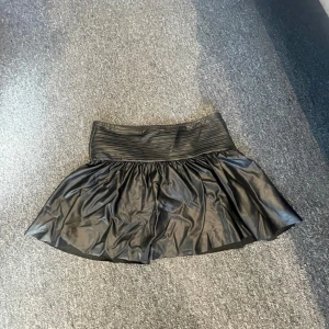 Super gullig kjol från Gina tricot, helt oanvänd alltså som ny🙌 Säljes då den inte kommer till någon användning.  - Storlek 158/164