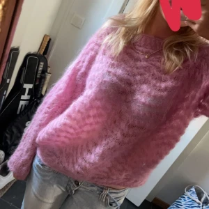 Tjocktröja i alpacka  - Världens finaste rosa stickade tröja i alpacka. Den är för fin nästan för att sälja men den har jag tyvärr tröttnat på. Köptes för 450 kronor säljer för 300. 