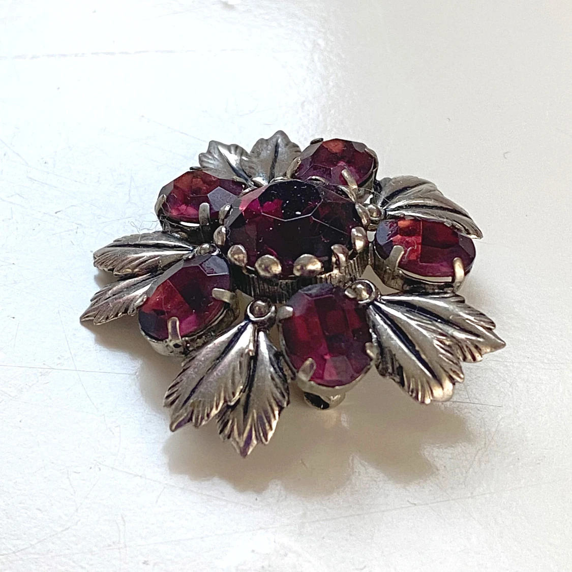 Vintage brosch med röda stenar och silverblad - 90