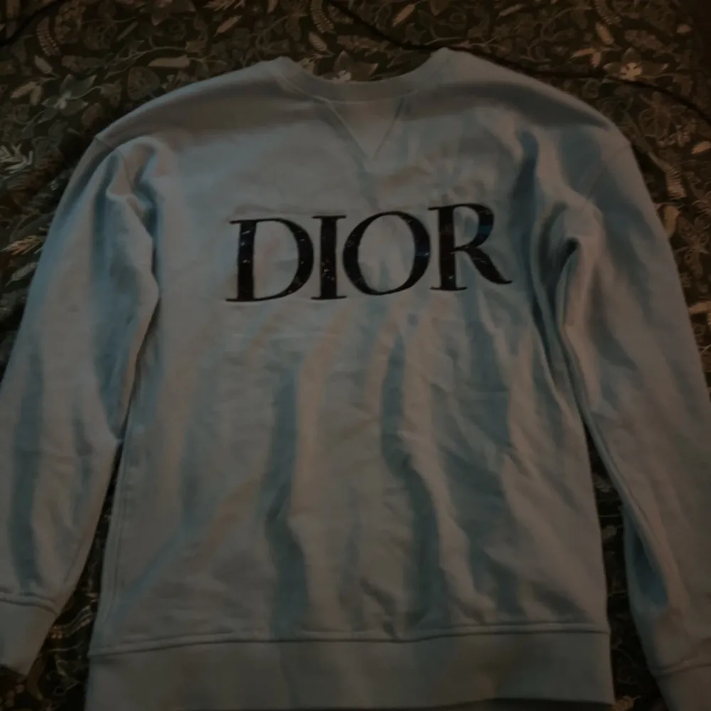 Ja köpte denna dior tröjan för 8000 i Spanien men vill sälja den för hämta fel storlek . Hoodies.