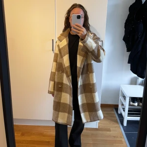 Rutig Kappa Gina Tricot - Super fin kappa ifrån Gina Tricot i storleken S, har tyvärr två repor i insidan tyget men syns inte då de är på sidorna (enkelt att sy ihop men har ingen nål 🪡) annars nyskick 🧡