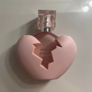 Ariana grande parfym  - Parfymen heter ”thank you next” och luktar såå gott!! Jag säljer den för jag har nya parfymer jag använder💘 Parfymen är ej använd ofta.