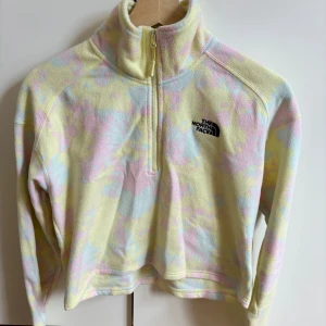 The north face fleece tröja - Flerfärgad fleece tröja från the north face i en kortare modell. Storlek S. Använt skick. 150 kr 