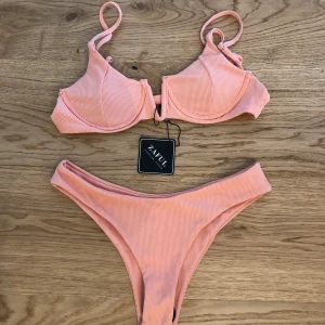 Bikini  - Oanvänd bikini från Zaful. Både överdel och underdel i storlek S. Något liten i storleken. Etikett och hygienlapp sitter kvar från inköp. Överdelen kommer med uttagbara inlägg. Färgen är persikofärgad.