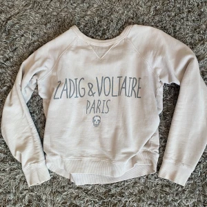 Zadig voltaire tröja - Jättefin zadig voltaire tröja men tyvärr så är armarna lite för korta för mig, köpte i vår och har använts några gånger. Köpt för - 2200 💕Pris kan diskuteras💕(kan mötas upp vid Östermalmstorg, tc, ropsten, eller någonstans i närheten av lidingö.💓
