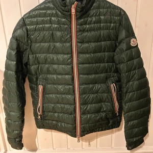 Moncler Daniel - Säljer denna Moncler jacka i storlek 2. Bra skick men har en lagning på axeln.