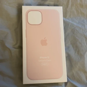 Mobilskal apple ljusrosa  - Ljusrosa MagSafe mobilskal från Apple passa iPhone 13, nypris 695kr köpt på Telia. Finns smådefteker som man kan se på sista bilderna annars superfint skick då det ej använts mycket🫶🏽💖